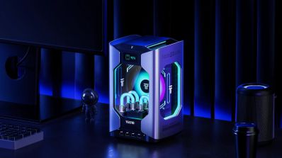 Mini PC Gaming TECNO MEGA MINI G1 visto desde un ángulo frontal, mostrando su diseño compacto con iluminación RGB y la pantalla LCD integrada.