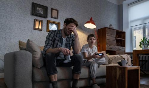 Padre y niño jugando videojuegos