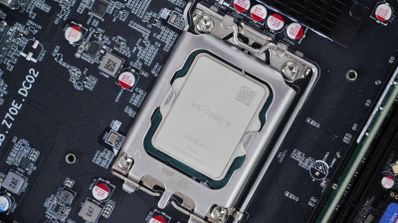 Primer plano del procesador chino Zhaoxin KX-7000 montado sobre una placa base, destacando su encapsulado y conexiones.