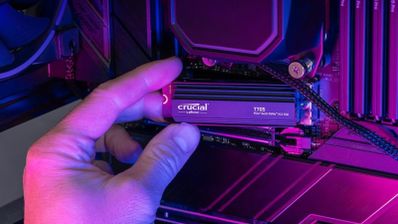 Unidad SSD Crucial T705 con su disipador de calor de color oscuro, mostrando el logo de la marca y el diseño de la interfaz M.2 PCIe 5.0.