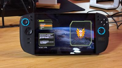Consola portátil Lenovo Legion Go 2 con sus mandos desmontables acoplados, mostrando la pantalla OLED de 8.8 pulgadas y un juego en ejecución.