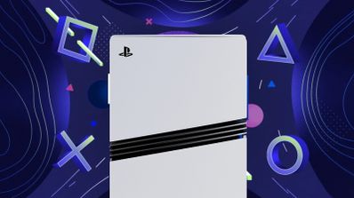 Consola PlayStation 5 Pro en posición vertical sobre un fondo oscuro, mostrando su característico diseño blanco y negro.