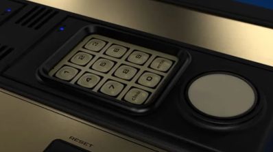 Nueva consola Intellivision Sprint de Atari en su diseño dorado y negro con acabado de plástico, vista desde una perspectiva frontal.