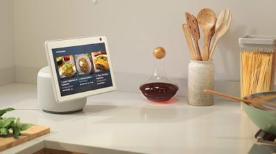 Dispositivo Amazon Echo Show 10 con pantalla de 10.1 pulgadas y base giratoria, principal competidor y referencia de diseño para el futuro Home Hub de Apple según filtraciones
