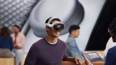 Usuario interactuando con la interfaz de realidad mixta de las Apple Vision Pro en una tienda oficial de Apple