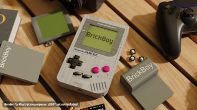 Prototipo funcional de GameBoy de Lego con el kit BrickBoy instalado, mostrando su logo.