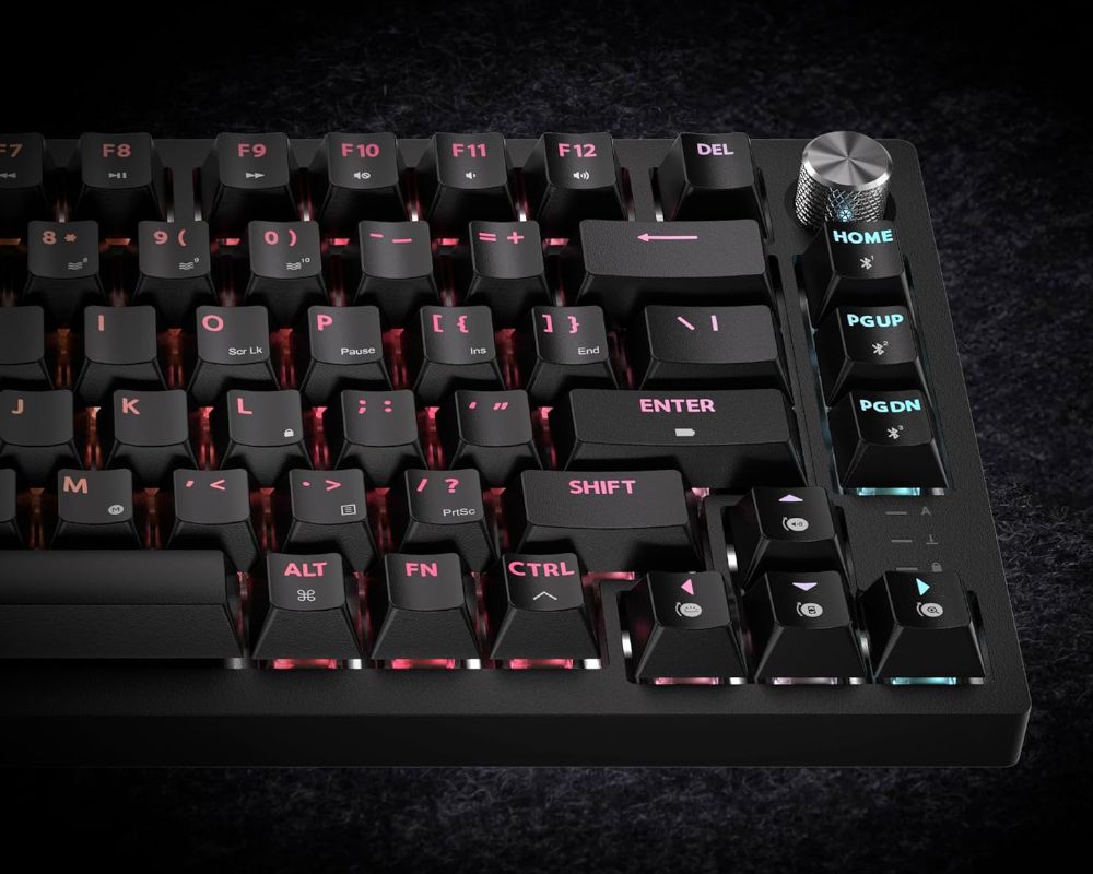 Vista superior del teclado Corsair K65 Plus Wireless donde se aprecia la distribución de teclas en español, incluyendo la tecla Ñ, y el dial multifunción en la esquina superior derecha.