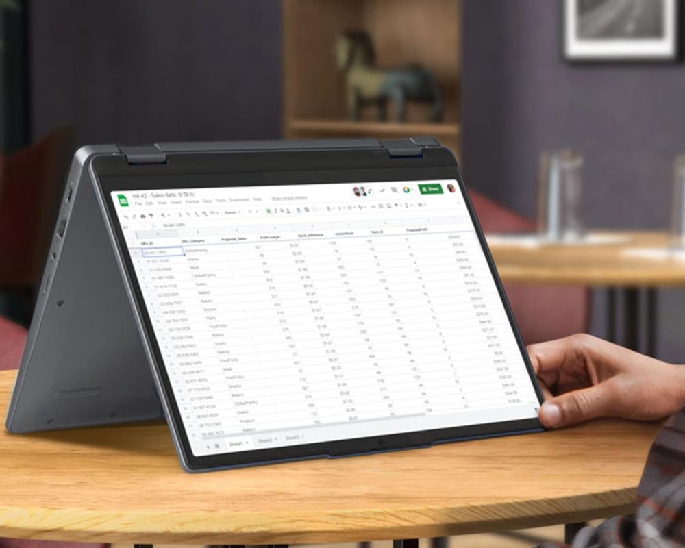 Vista en detalle del portátil Lenovo IdeaPad Flex 5 Gen 8 en modo presentación, con la pantalla girada hacia el espectador y el teclado como base.
