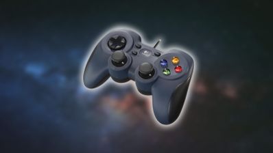 Mando Logitech F310 en color azul y negro, mostrando su diseño ergonómico de estilo retro con cruceta, joysticks analógicos y botones ABXY de colores