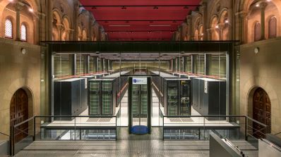 : 'Sala de servidores del superordenador MareNostrum 5 en el Barcelona Supercomputing Center, usada como imagen de archivo para ilustrar la supercomputación en España.
