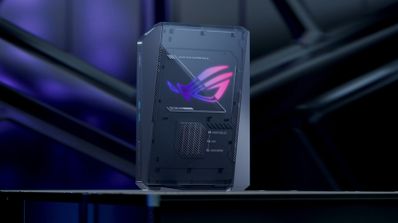 Vista lateral del mini PC gaming ASUS ROG GR70 en color negro, mostrando su diseño compacto y el logo de Republic of Gamers iluminado.
