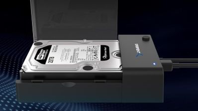 Carcasa externa Sabrent EC-UASP para discos HDD y SSD SATA de 2.5 y 3.5 pulgadas, mostrando su diseño en plástico negro y el puerto USB 3.0.