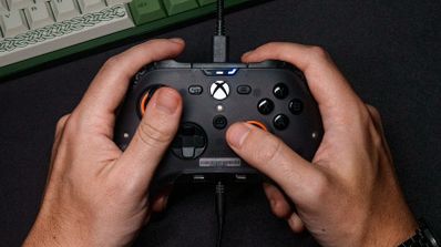 Mando profesional SCUF Instinct Pro en color negro, mostrando su diseño ergonómico, joysticks y botones frontales, compatible con Xbox y PC.