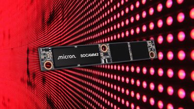 Módulo de memoria SOCAMM de Micron mostrando su diseño compacto y conector para placas base de servidores de IA.