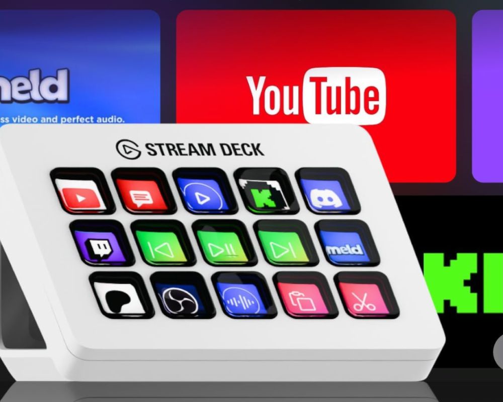 Configuración de escritorio de un usuario con la Elgato Stream Deck MK.2 iluminada.