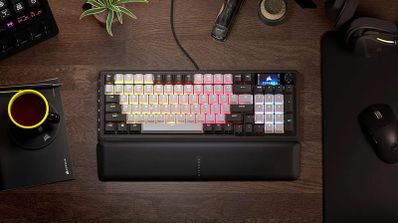 Teclado gaming junto a un ratón