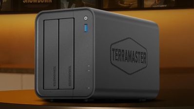 NAS de 2 bahías Terramaster F2-245 en color gris oscuro, mostrando su panel frontal con los LEDs de estado.