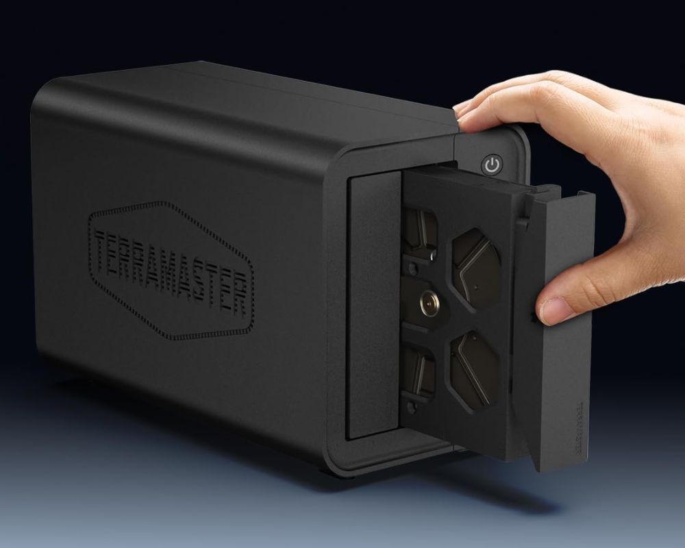 Panel delantero del NAS Terramaster F2-245, detallando las dos bahías para unidades de almacenamiento que incluye.