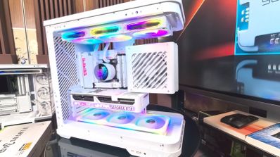 Vista frontal del interior de un PC montado con el prototipo BTF 3.0 de DIYAPE y Colorful, mostrando la ausencia total de cables de alimentación visibles en la placa base y la tarjeta gráfica.