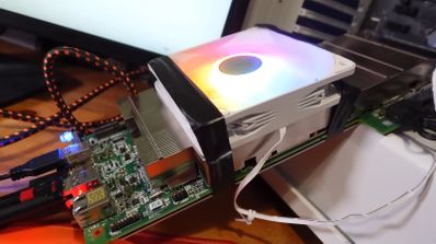 Placa de minería ASRock BC-250 con la APU Oberon de una PlayStation 5 expuesta, mostrando un ventilador montado sobre el disipador pasivo de aluminio original.