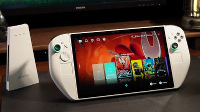 'Consola portátil Abxylute 3D One con su pantalla de 10.95 pulgadas encendida y los mandos laterales acoplados.