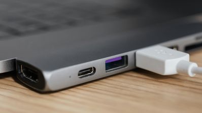Primer plano de un conector USB-C de color morado, característico de la tecnología de carga rápida Huawei SuperCharge.
