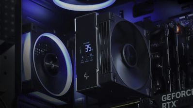 Primer plano del disipador de CPU DeepCool AK620 G2 Digital NYX, mostrando su pantalla LCD con la temperatura del procesador, doble torre de aletas negras y 6 tubos de calor de cobre