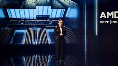 'Lisa Su, CEO de AMD, en el escenario durante una presentación corporativa, ilustrando el liderazgo de la compañía en el Financial Analyst Day.