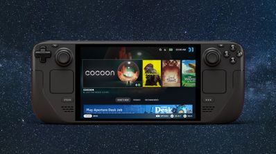 Consola portátil Steam Deck OLED sobre una superficie de madera, mostrando su pantalla y controles.