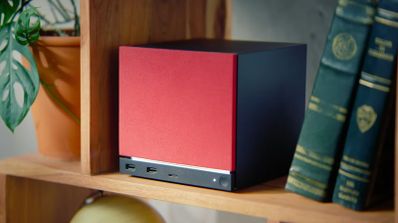 Steam Machine 2026, mostrando un diseño compacto y oscuro en una estantería.