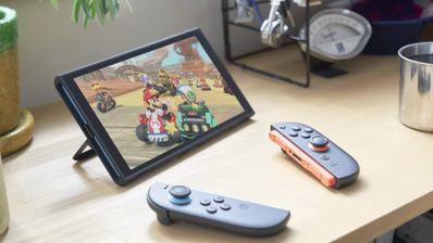 Consola Nintendo Switch 2 con los mandos separados, mostrando el modo de sobremesa sin dock.