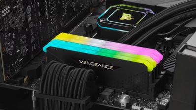 Módulos de memoria RAM Corsair Vengeance RGB con disipador negro, ejemplo del modelo DDR4 utilizado en la estafa para suplantar a la versión DDR5.