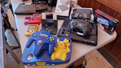 Consolas retro sobre un stand