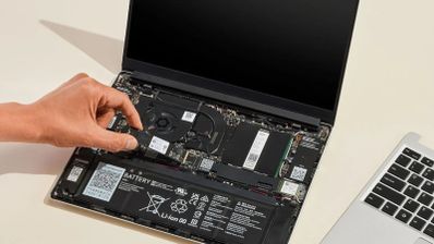Portátil Framework Laptop 13 con el chasis abierto, mostrando los módulos de memoria RAM DDR5 reemplazables junto al resto de componentes modulares