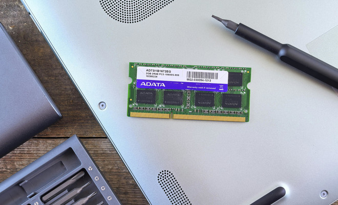 Varios módulos de memoria RAM DDR5 sobre una mesa, componente esencial de cualquier pC.