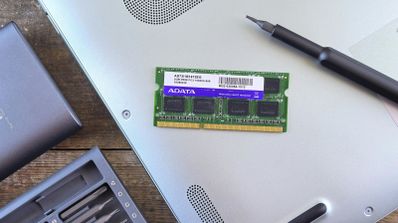 Varios módulos de memoria RAM DDR5 sobre una mesa, componente esencial de cualquier pC.