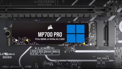 Ilustración de un SSD NVMe de la marca Corsair junto al logo de Windows 11, representando el tema del artículo sobre rendimiento de almacenamiento.