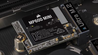 Unidad de almacenamiento SSD 2230 de Corsair instalada en una placa base.