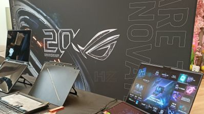 Escenario principal del evento de presentación de ASUS en el CES 2026, con los nuevos portátiles iluminados en un expositor.