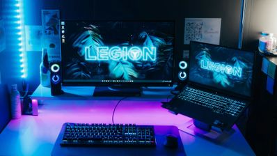 Setup gaming de la marca Legion de Lenovo, reconocida por sus ordenadores portátiles.