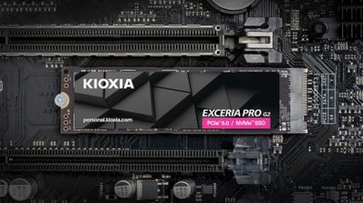 SSD KIOXIA EXCERIA PRO G2 con su disipador de calor pasivo sobre una superficie oscura, mostrando la interfaz M.2 2280.