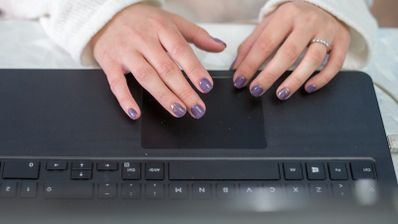 Usuario utilizando el touchpad de un PC portátil.