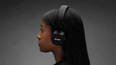 Mujer utilizando los auriculares Marshall Major V
