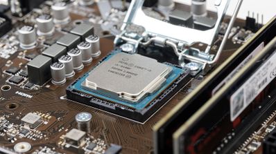 Placa base con el procesador a medio instalar
