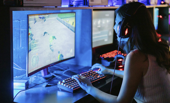 Mujer jugando a videojuegos