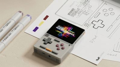 Consola portátil Konkr Pocket Block de estilo retro gris sobre bocetos de diseño y rotuladores.