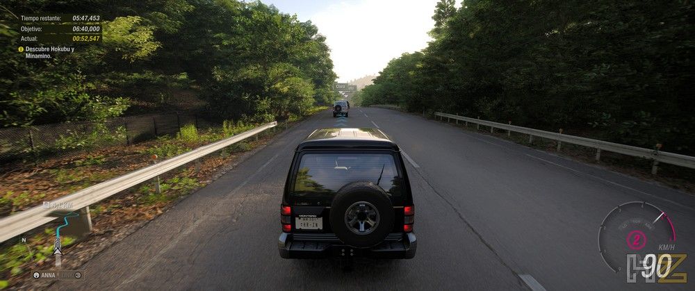 Vista trasera de un todoterreno negro circulando por una carretera secundaria rodeada de vegetación en Forza Horizon 6.