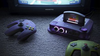 Consola retro Modretro M64 de color morado con cartucho insertado y mandos clásicos frente a un televisor CRT.