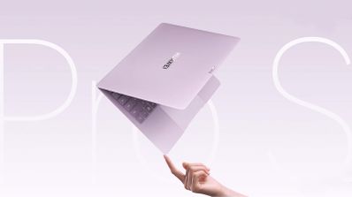 Un dedo sostiene un ordenador portátil Huawei MateBook Pro S de color lavanda sobre un fondo degradado.