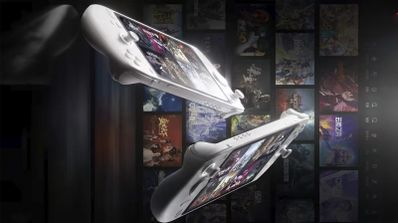 Consola portátil de color blanco mostrada desde un ángulo superior e inferior sobre un fondo con miniaturas de videojuegos.